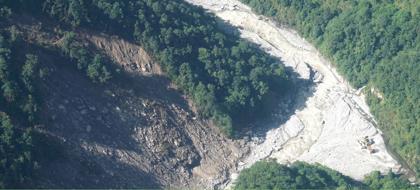 बगिरहेको छ हेलम्बुको पहाड